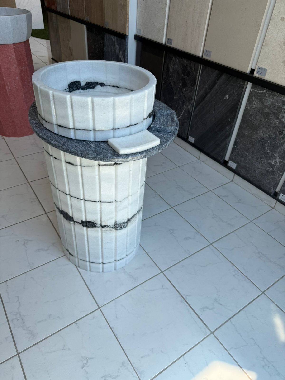 Pedestal washbasin