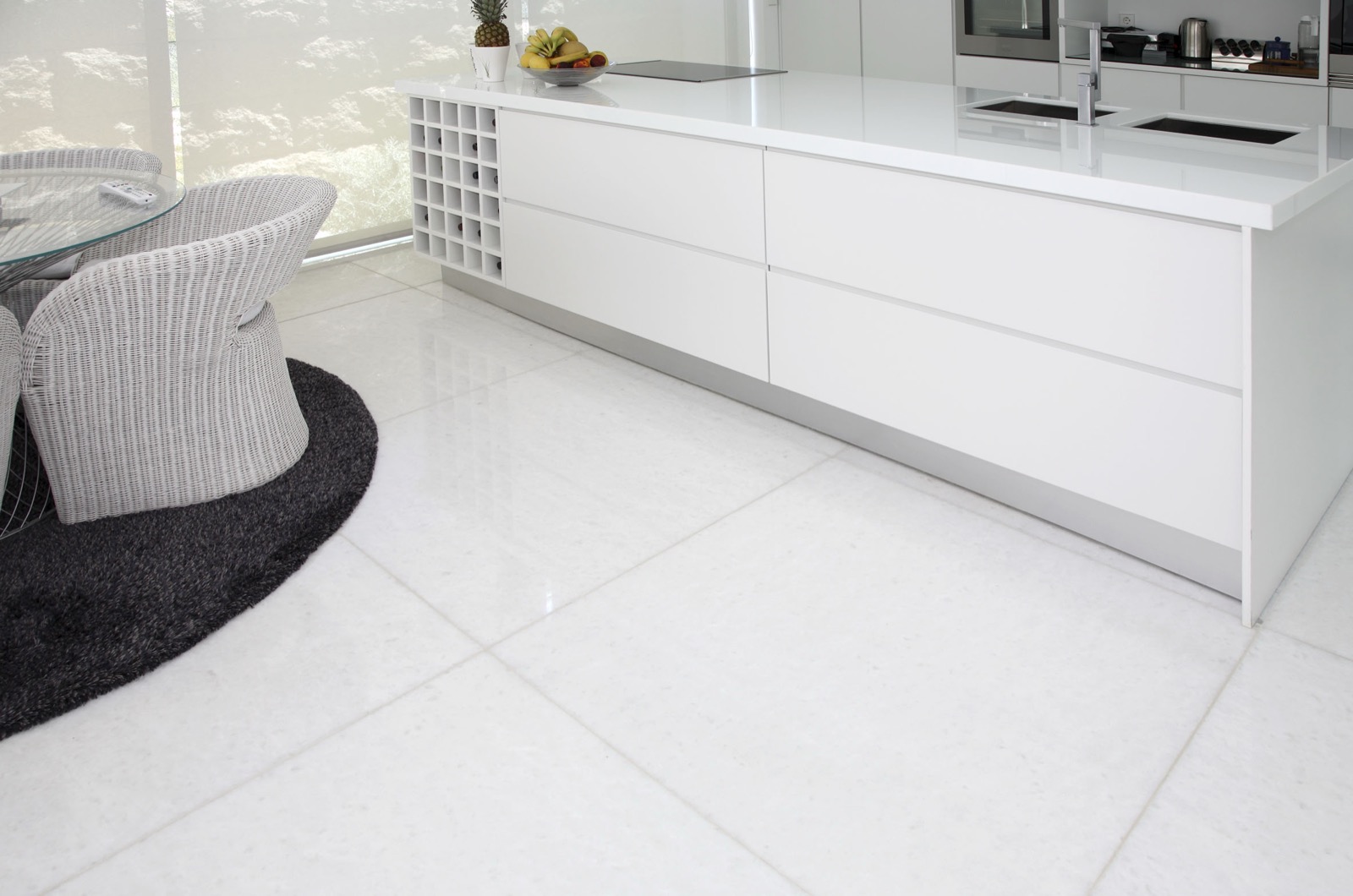 Living floor in white marble