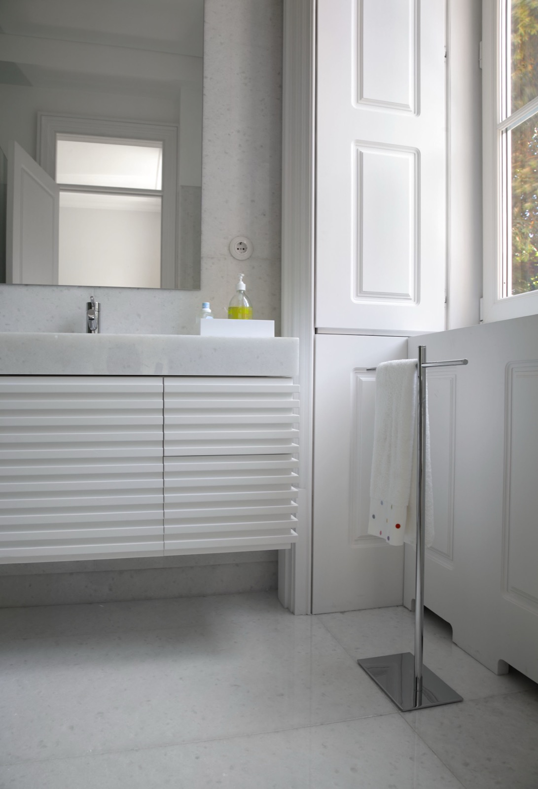 Fluted vanity unit