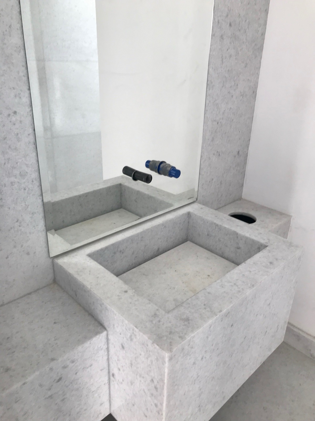 Monolithic washbasin