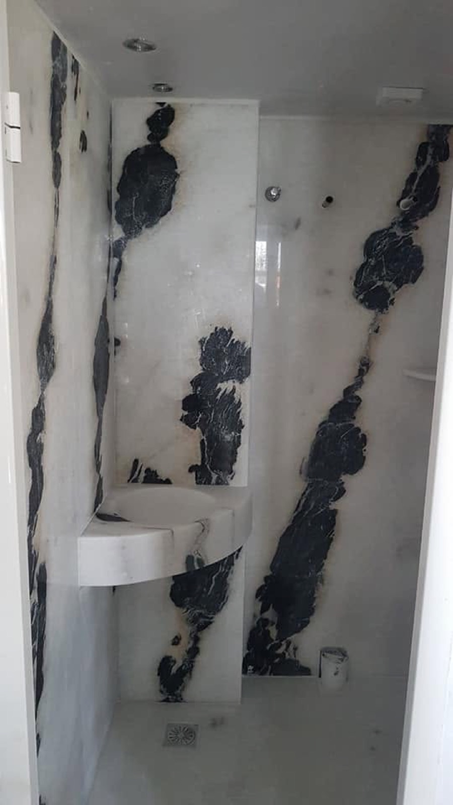 Shower in veined marble